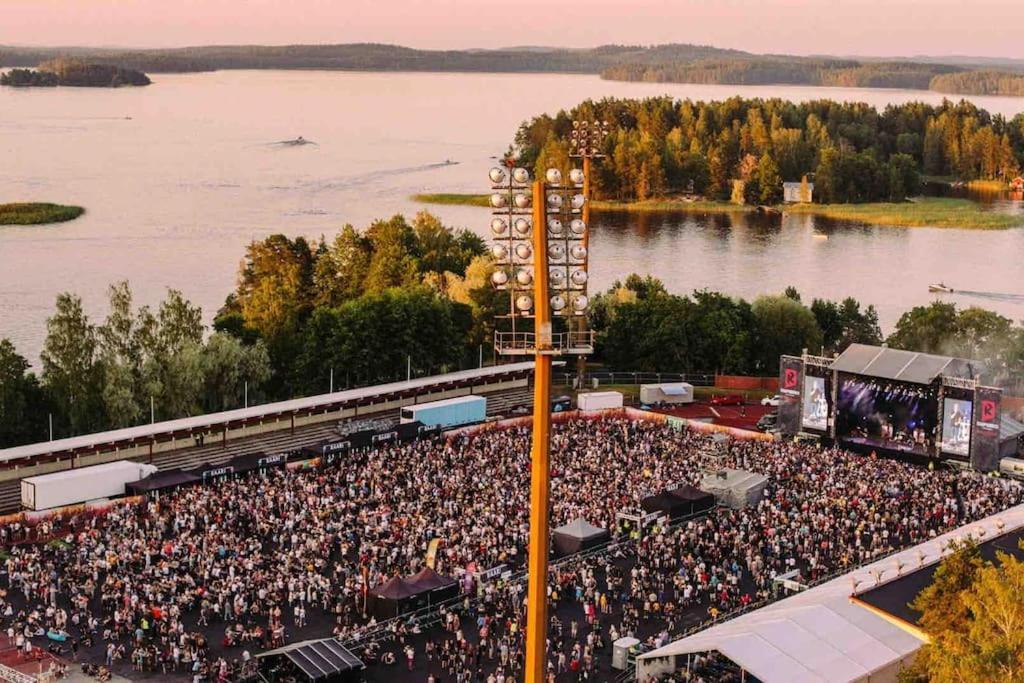 Mukava Saunallinen Kaksio Omalla Sisaeaenkaeynnillae Ja Ilmaisella Autopaikalla Kuopio Exterior foto